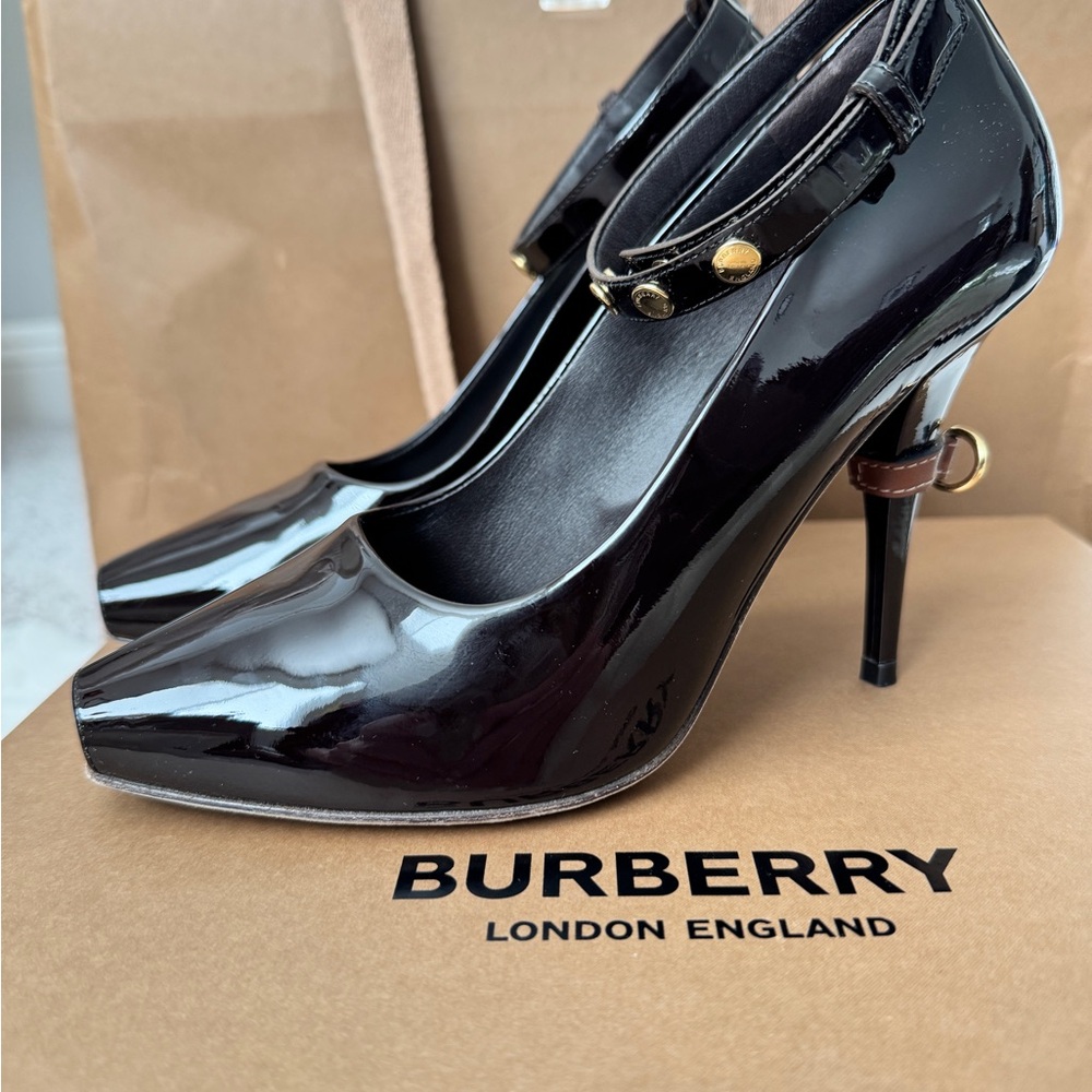 Burberry Jermyn 105 Pumps in Coffee (37) - Picture 2 of 11